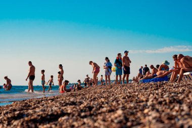 Antalya, Türkiye-29 Haziran 2021: Antalya 'da yazın güneşlenen, yüzen veya başka etkinlikler yapan turistler, Rus, Ukraynalı, İngiliz, Polonyalı ve Alman turistler için popüler bir tatil beldesi..