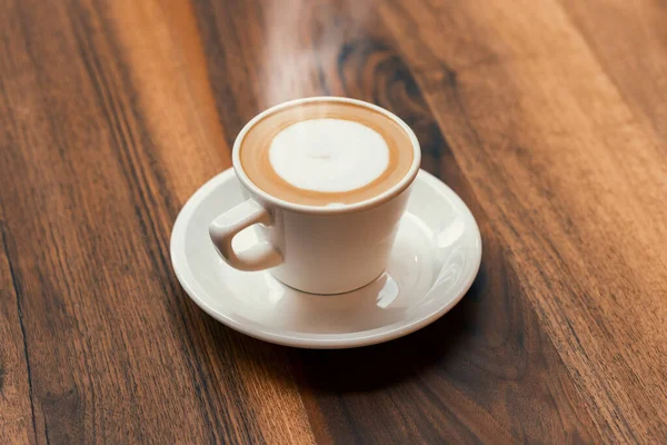 Délicieux Café Cappuccino Chaud Avec Gros Plan Fumée Dans Une — Photo