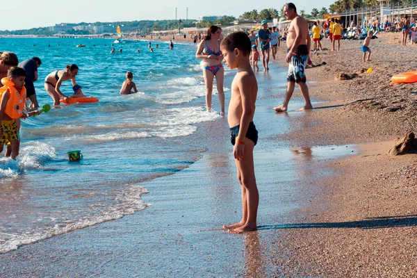 Анталія Туреччина Червня 2021 Маленький Хлопчик Спостерігає Людьми Морі Узбережжі — стокове фото