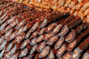 Geleneksel ünlü Türk Cevizli Sosisi the 124; Cevizli sucuk pazardaki bir gıda dükkanında. Türk kurutulmuş cevizli meyve püresi.