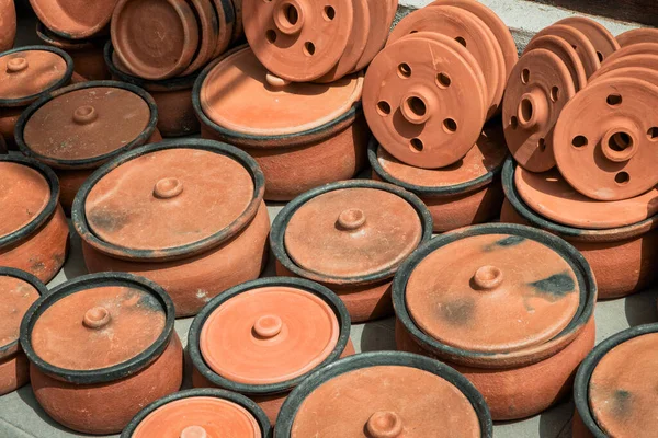 在土耳其伊斯坦布尔的一个集市上 传统的安纳托利亚粘土陶器在商店里出售 陶瓷餐具组 — 图库照片