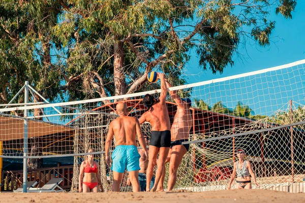 Antalya Туреччина Вересня 2017 Група Друзів Які Грають Пляжному Залпі — стокове фото