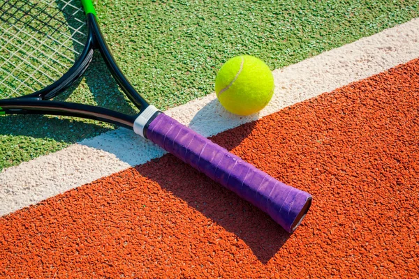 Szekrénykép Egy Teniszlabdáról Ütőről Fehér Vonalon Kemény Teniszpályán Egyéni Sportháttér — Stock Fotó