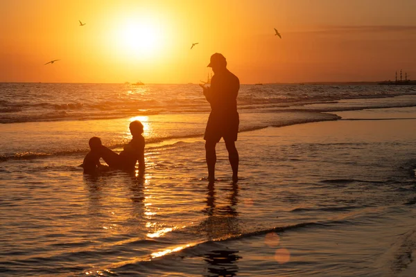 Man Som Fotograferar Sin Familj Havet Mot Solen Solnedgången Sommaren — Stockfoto