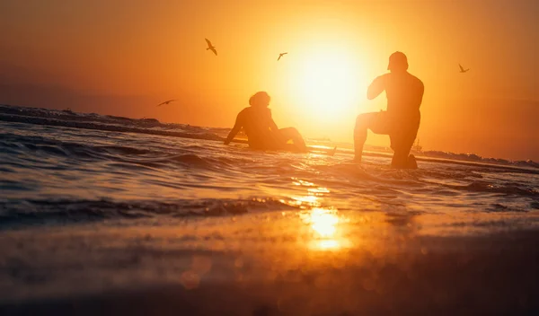 在安塔利亚 一名男子在夏日日落时分 在大海中与太阳相对照 为家人拍照 水面上的裂痕和反射 热带暑假 — 图库照片
