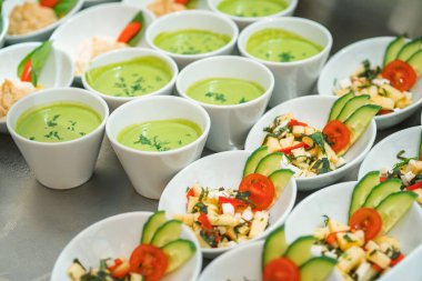 Soğuk salatalık çorbası ve taze domates, salatalık, soğan ve peynirli sebze salatası. Sağlıklı yiyecekler. Yeşil soğuk yaz çorbası.