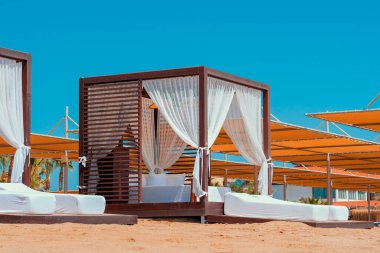 Antalya, Türkiye-29 Nisan 2017: Lüks özel pansiyonlar, Antalya sahilindeki güneş yatakları. Antalya, Rus, Ukraynalı, İngiliz, Polonyalı ve Alman turistler için başlıca bir yaz merkezi..