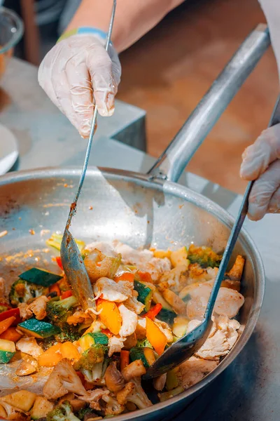 Bir Aşçı Restoranda Tavuk Brokoli Pişiriyor Asya Mutfağı Çin Yemek — Stok fotoğraf