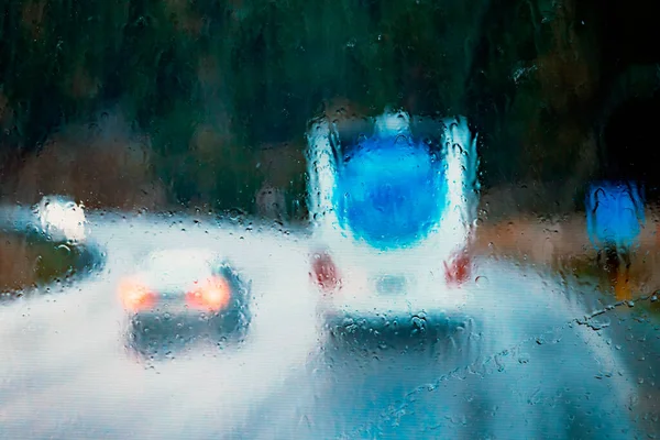 在雨夜透过挡风玻璃看到汽车 客车在高速公路上行驶 — 图库照片