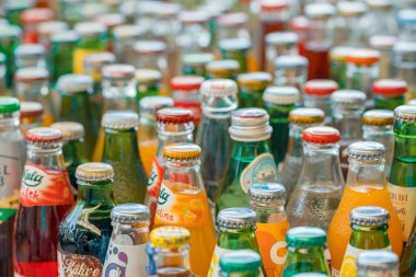 Ankara, Türkiye-7 Ağustos 2016: Çok çeşitli türde gazoz ve gazoz aromalı gazoz. Portakal, limon, mandalina ve çilekli soda şişeleri. Sığ alan derinliği.