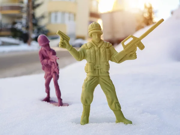 Een Plastic Speelgoedsoldaatje Dat Andere Speelgoedsoldaatjes Mikt Gijzelt Sneeuw Gevangene — Stockfoto