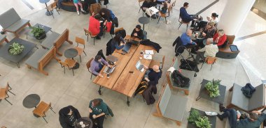 İstanbul, Türkiye-20 Ocak 2019: İstanbul Havaalanı, İstanbul Havalimanı, İstanbul Havalimanı, Türkiye 'de çalışan ve kalkış saatini bekleyen yolcular. Dünyanın en büyük havaalanı terminali.