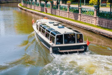 Eskisehir, Türkiye-6 Haziran 2019: Porsuk Nehri 'nde kayıkla gezen turistler; Porsuk Nehri iyi vakit geçiriyor ve manzaranın tadını çıkarıyor. Eskisehir Türkiye 'de popüler bir turizm beldesi.