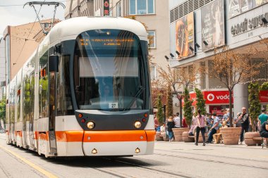 Eskisehir, Türkiye-6 Haziran 2019: Eskisehir 'deki Iki Eylul Caddesi' nden geçen modern tramvay. Eskisehir 'de çok popüler bir ulaşım aracı olan Estram hızlı ulaşım sistemi.