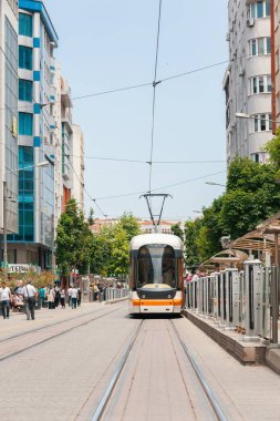 Eskisehir, Türkiye-6 Haziran 2019: Eskisehir 'deki Iki Eylul Caddesi' nden geçen modern tramvay. Eskisehir 'de çok popüler bir ulaşım aracı olan Estram hızlı ulaşım sistemi.