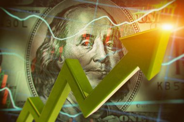 Birleşik Devletler için ekonomist tahminleri. Parlayan yeşil ok 100 dolarlık banknotun üzerinde yükseliyor. Amerikan dolarının değer kazanması ve artması. Dolar başına fiyat artar. Dolar banknotunun yakın plan ayrıntıları.