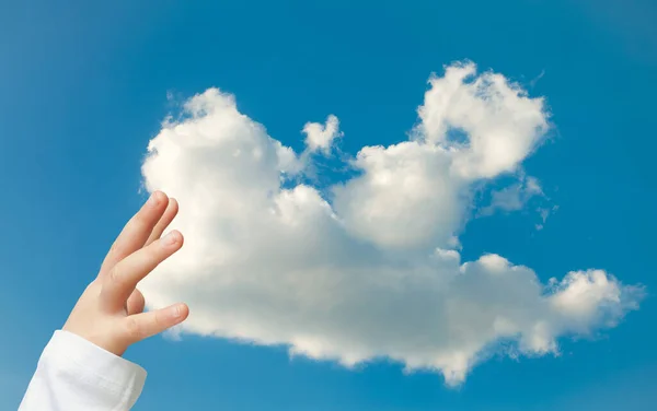 아이들은 손으로 하늘에 모양의 구름을 있습니다 상상력 아이들의 — 스톡 사진