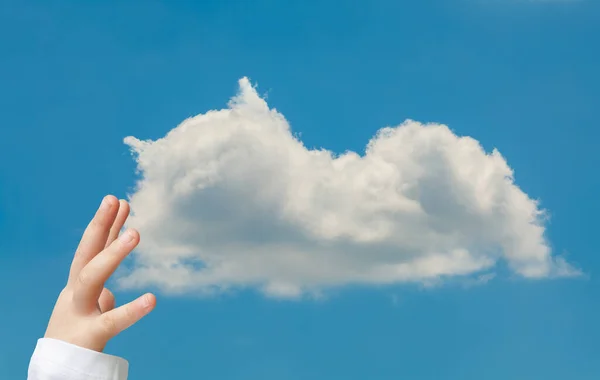 Ręka Dziecka Próbuje Dotknąć Śpiącego Kota Kształcie Chmury Niebieskim Niebie — Zdjęcie stockowe