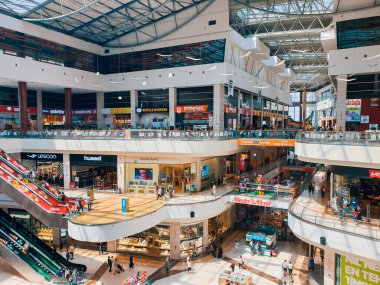 Ankara, Türkiye - 31 Temmuz 2022: Nata Vega Outlet, Ankara, Türkiye. Ankara 'nın en büyük alışveriş merkezlerinden biri. İnsanlar alışveriş yapıyor ya da hafta sonları öğle yemeği yiyor.. 