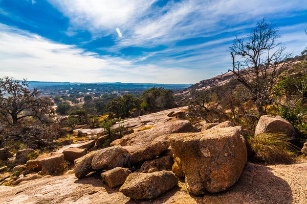 Die erstaunlichen Granitsteinplatten und Felsbrocken des sagenumwobenen verzauberten Felsens im texanischen Hügelland. — Stockfoto