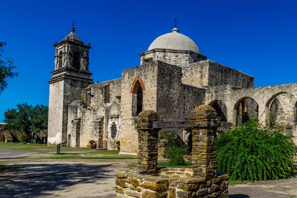 A gyönyörű történelmi, régi nyugati spanyol a misszió san jose, ben 1720, san antonio, texas, Amerikai Egyesült Államok. — Stock Fotó