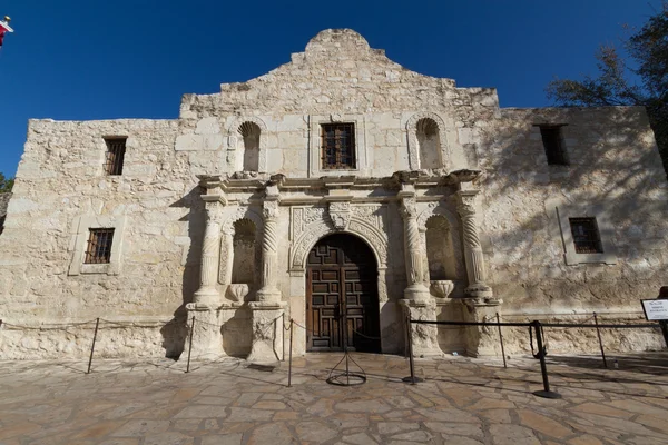 Interesante perspectiva de la fortaleza histórica de Alamo, San Antonio, Texas . —  Fotos de Stock
