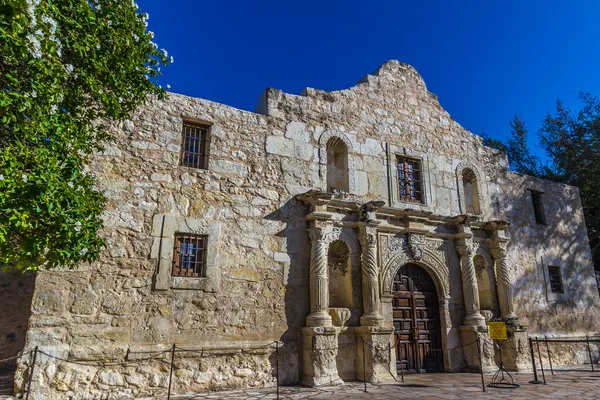 Interesante perspectiva de la fortaleza histórica de Alamo, San Antonio, Texas . — Foto de Stock