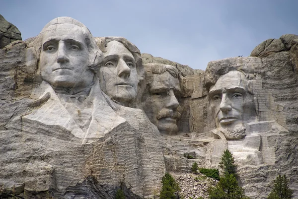 Kuuluisa maamerkki ja vuoristoveistos - Rushmore-vuori, Etelä-Dakota. Laukaus otettu heinäkuussa 2009 . — kuvapankkivalokuva