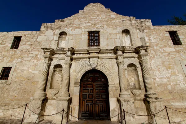 Интересная перспектива исторической крепости Аламо, Сан-Антонио, Техас . — стоковое фото