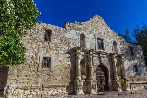 Интересная перспектива исторической крепости Аламо, Сан-Антонио, Техас . Лицензионные Стоковые Фото