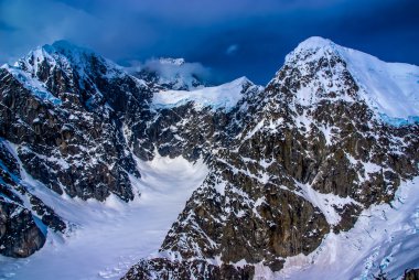 Irmak kolları bir buzulun içinde denali Milli Parkı, alaska, Alaska dağların havadan görünümü.