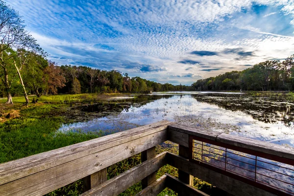 Vidvinkel Visa observation docka på creekfield lake. vackra naturliga vildmarksområde. — Stockfoto