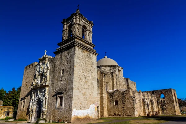 Zajímavý úhel historické staré španělské misie západ a kostela san jose, texas. — Stock fotografie