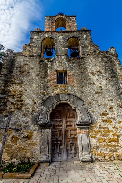 De sierlijke bell tower en de ingang van de historische kerk oude west Spaanse missie espada, texas. — Stockfoto