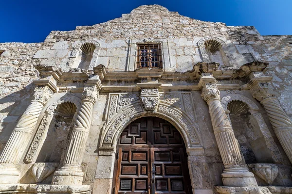 Epätavallinen Perspective historiallisen Alamo, San Antonio, Texas. Otettu joulukuussa 2012 . — kuvapankkivalokuva