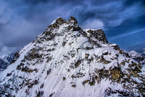 Widok na skaliste chropowaty alaskan górski szczyt w park narodowy denali, alaska. — Zdjęcie stockowe