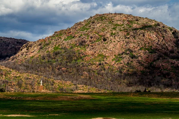 Interesantes formas y sombras sobre las rocas de las antiguas cúpulas de granito de las montañas Wichita en Oklahoma . — Foto de Stock