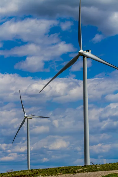 Dos enormes turbinas eólicas industriales de alta tecnología que generan electricidad limpia ambientalmente sostenible en Oklahoma . — Foto de Stock