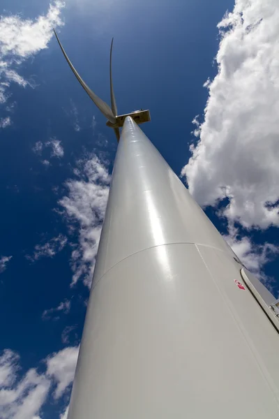 A Rare Straight-up Closeup Perspective of a Huge High Tech Industrial Wind Turbine. Fuente de energía limpia . — Foto de Stock