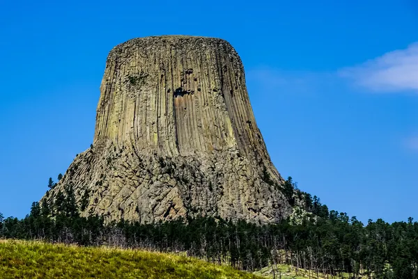 驚くべき岩露頭または岩床と呼ばれる悪魔の塔、ワイオミング、米国. — ストック写真