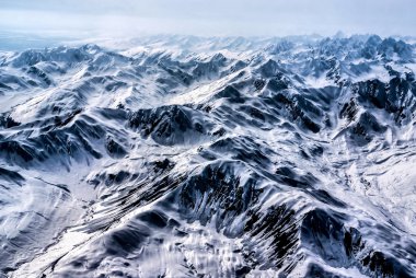 Alaska dağ silsilesi kaplı sarp kar havadan görünümü