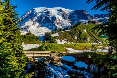 myrtle Şelalesi ile kar üzerinde ahşap köprü görünümünü mount rainier kaydetmeyi başarmıştır.