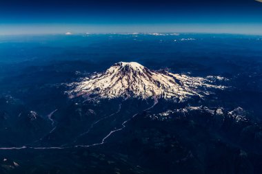 rainier Dağı'nın yüksek irtifa Ağustos 2011 tam havadan görünümü.