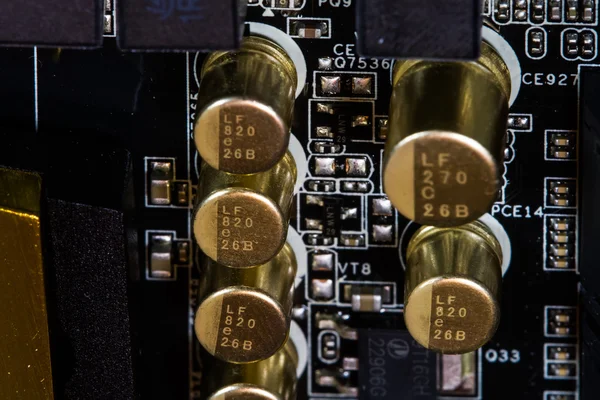 Condensadores de alta tecnología en la placa base de la computadora . — Foto de Stock