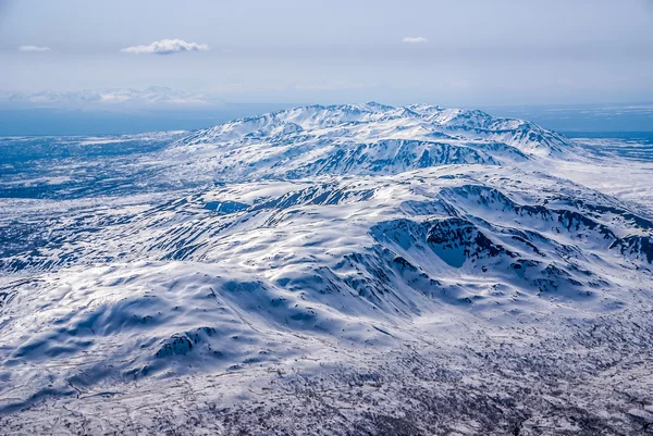 Vista aérea de uma cordilheira Craggy Snow Covered Alaskan — Fotografia de Stock