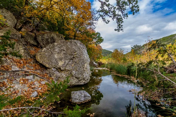 Una pintoresca escena con hermoso follaje de otoño en un tranquilo arroyo balbuceando — Foto de Stock