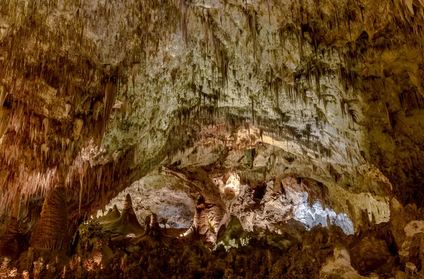 Bela gruta enorme grande sala com formações rochosas fantásticas profundo subterrâneo — Fotografia de Stock