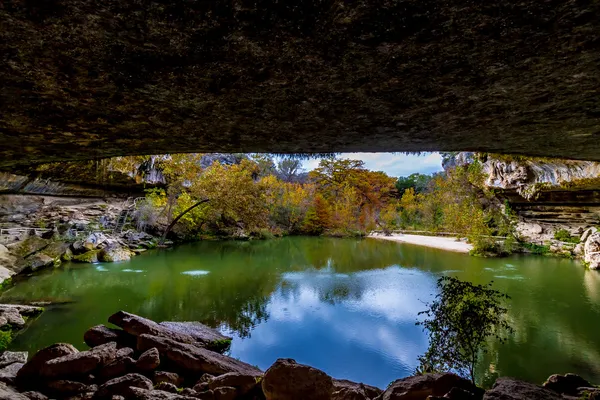 Hamilton Pool, Texas, in the Fall. Very Unusual Sinkhole Turned into a Natural Texas Swimming Hole. — Stock Photo, Image