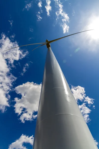 Vista inusual de la turbina eólica industrial de alta tecnología que genera energía limpia . — Foto de Stock