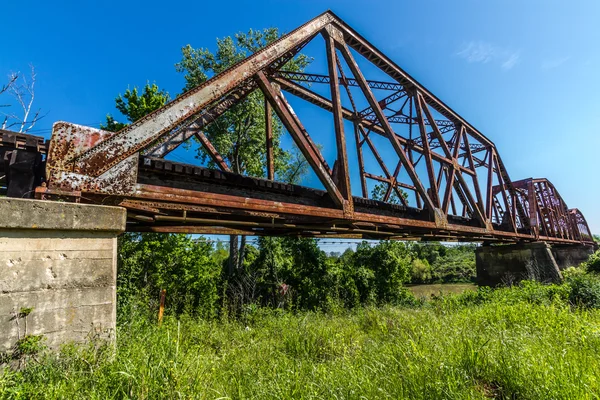 En intressant syn på en gammal ikoniska järn fackverk järnvägen överbryggar över floden brazos, texas. — Stockfoto